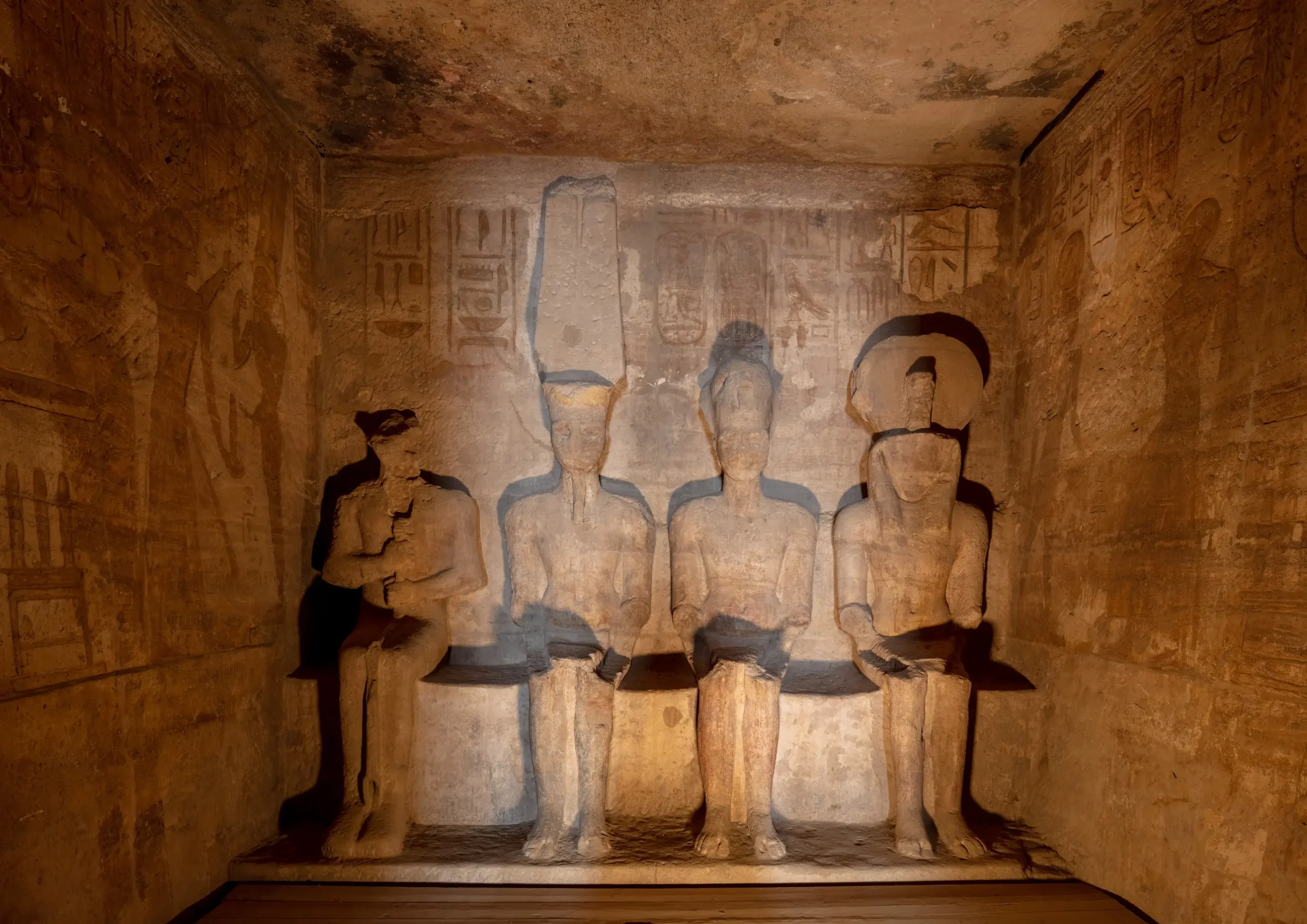 Templo_de_Ramsés_II,_Abu_Simbel,_Egipto,_2022-04-02,_DD_26-28_HDR (1)
